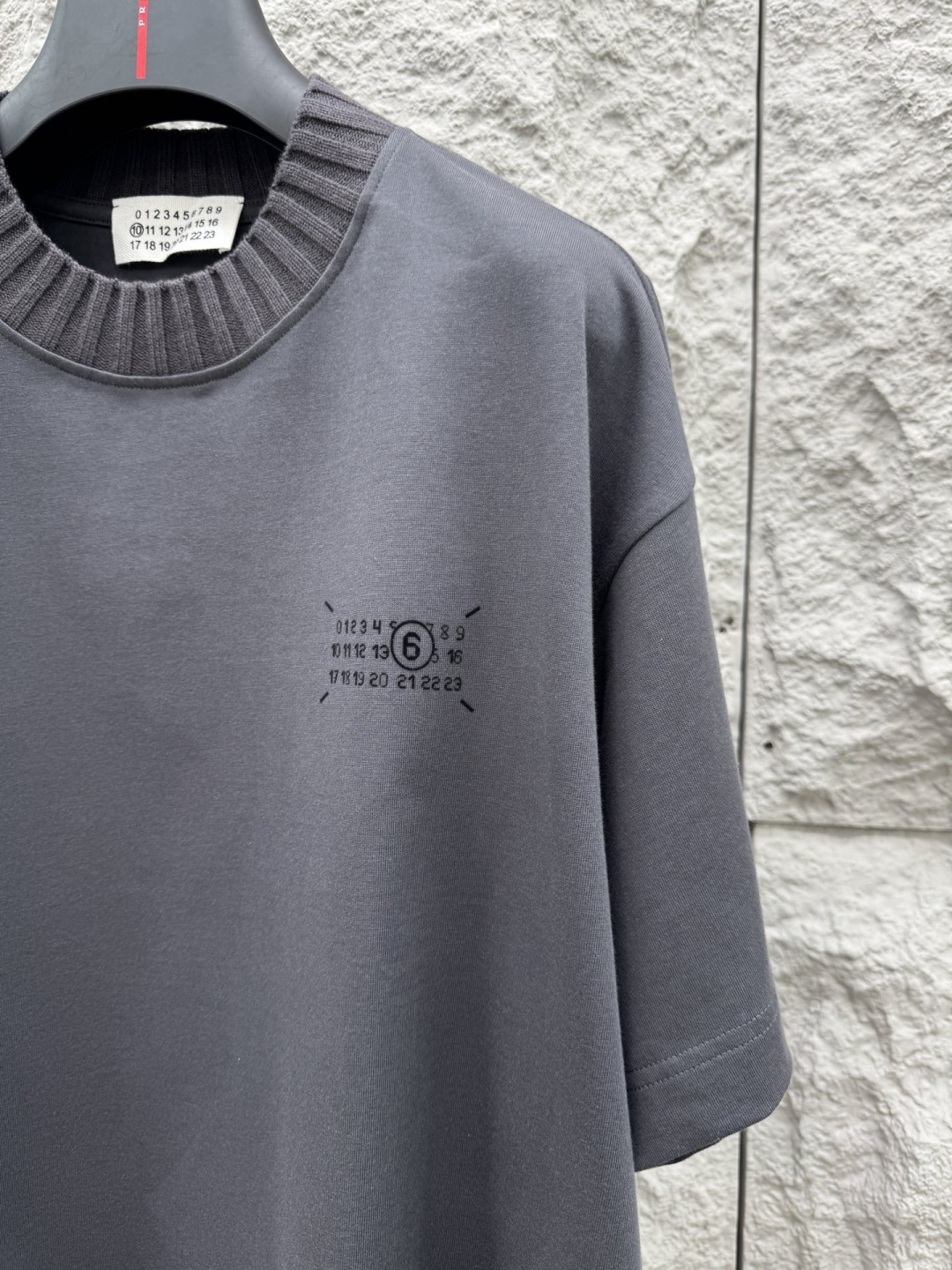 马吉拉🔥🔥夏季新款拼接短袖，定制原版顶级棉面料，前面logo植绒设计点缀，领口针织材质，别具一格，设计超