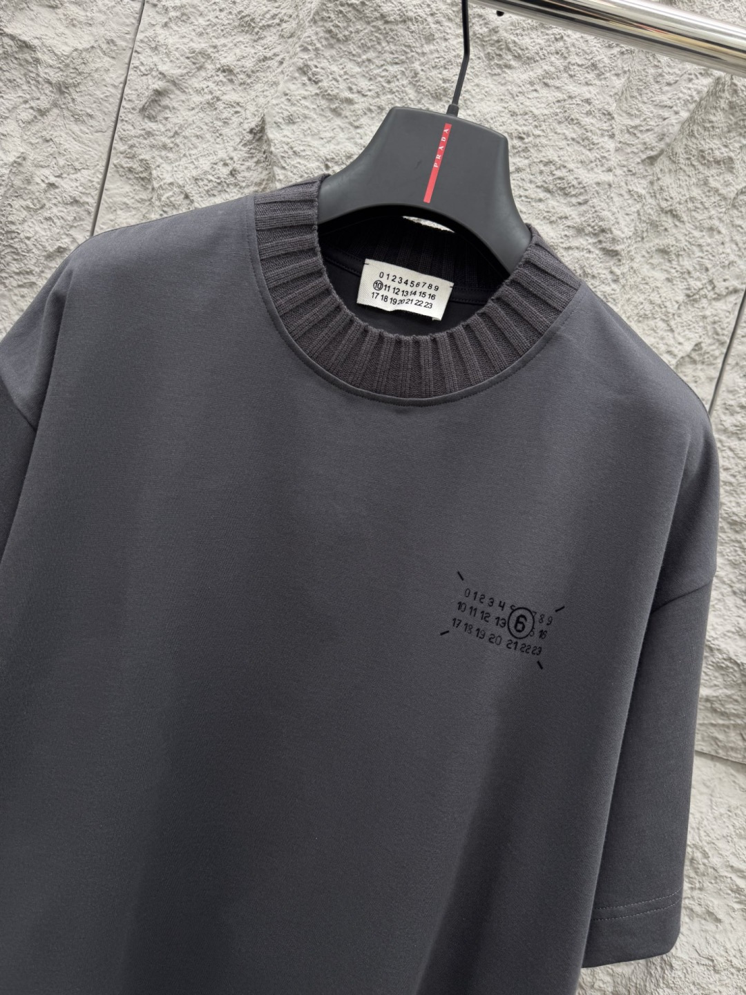 马吉拉🔥🔥夏季新款拼接短袖，定制原版顶级棉面料，前面logo植绒设计点缀，领口针织材质，别具一格，设计超