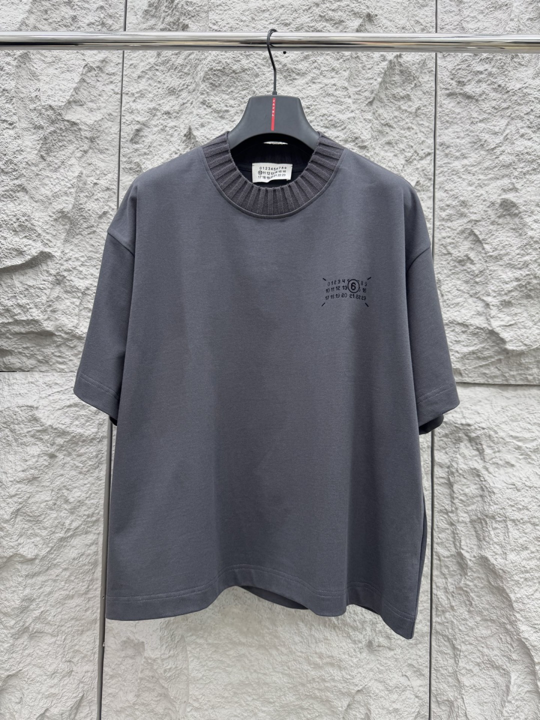 马吉拉🔥🔥夏季新款拼接短袖，定制原版顶级棉面料，前面logo植绒设计点缀，领口针织材质，别具一格，设计超