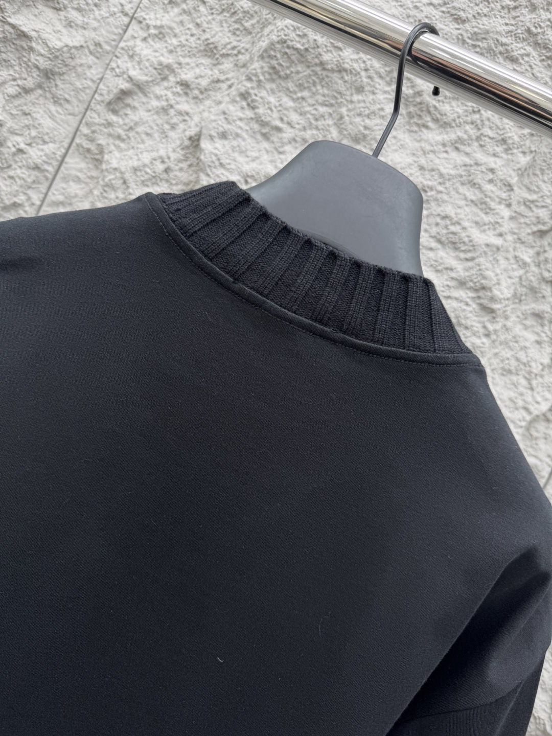 马吉拉🔥🔥夏季新款拼接短袖，定制原版顶级棉面料，前面logo植绒设计点缀，领口针织材质，别具一格，设计超