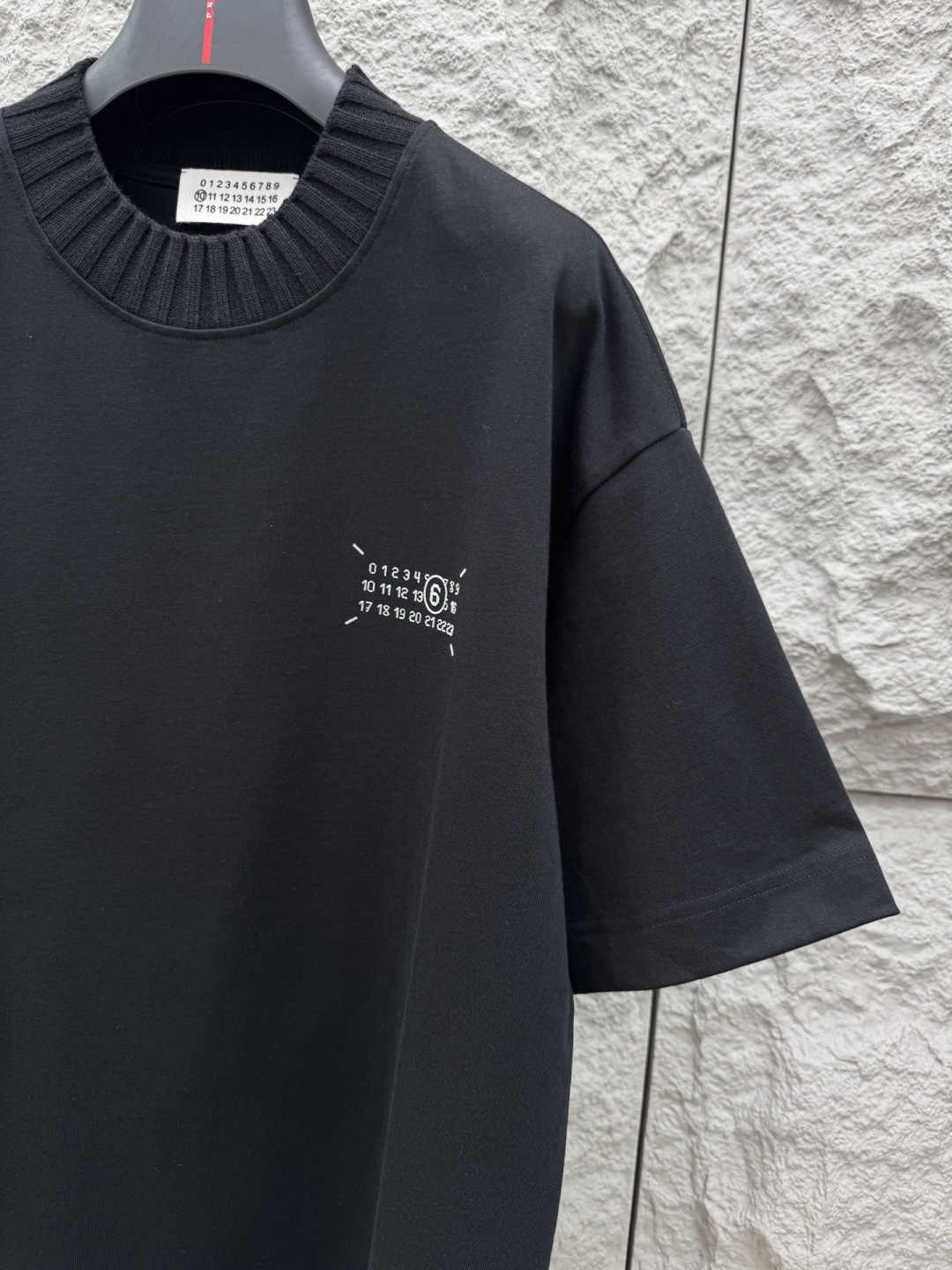 马吉拉🔥🔥夏季新款拼接短袖，定制原版顶级棉面料，前面logo植绒设计点缀，领口针织材质，别具一格，设计超