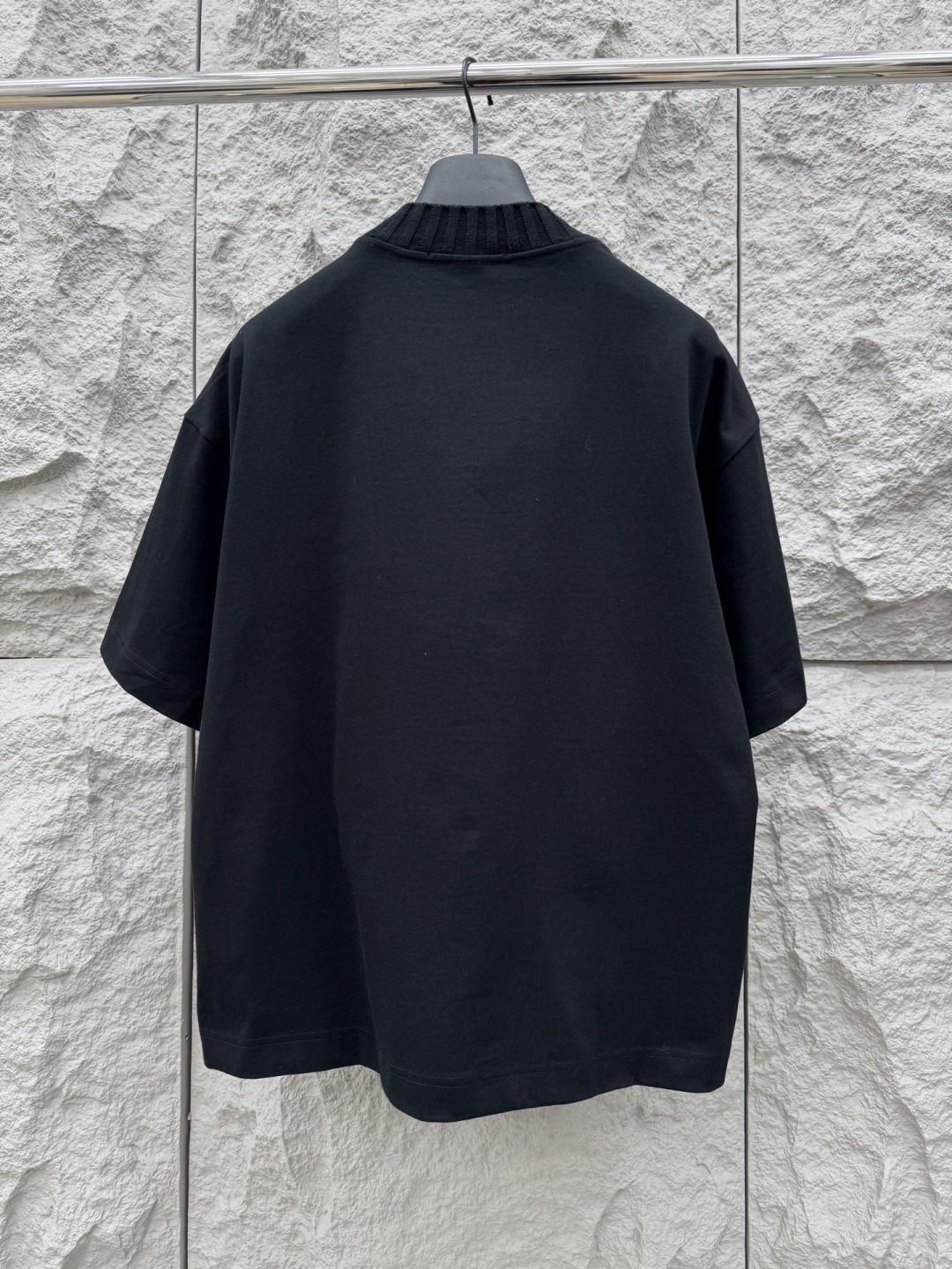 马吉拉🔥🔥夏季新款拼接短袖，定制原版顶级棉面料，前面logo植绒设计点缀，领口针织材质，别具一格，设计超