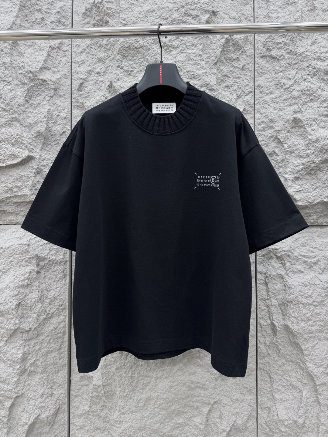 马吉拉🔥🔥夏季新款拼接短袖，定制原版顶级棉面料，前面logo植绒设计点缀，领口针织材质，别具一格，设计超