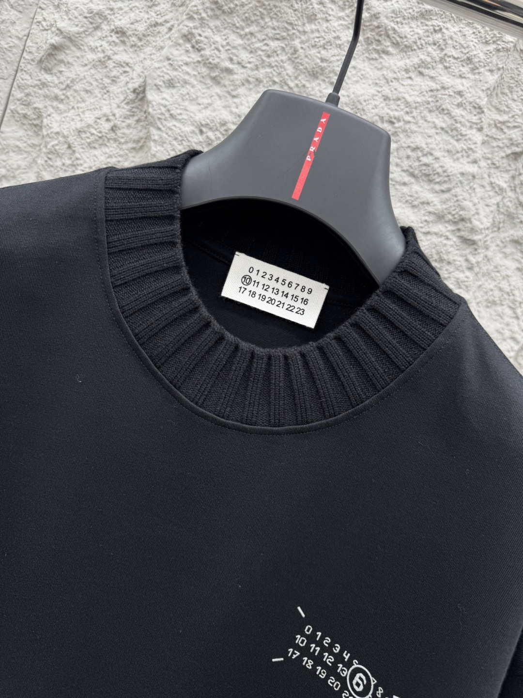 马吉拉🔥🔥夏季新款拼接短袖，定制原版顶级棉面料，前面logo植绒设计点缀，领口针织材质，别具一格，设计超