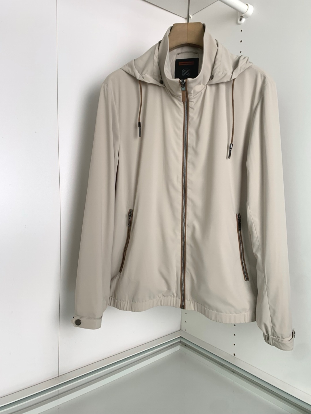 ZZ2026春夏新品 老钱新贵推荐！ 商务休闲隐藏式连帽立领夹克外套，可连帽可立领 门襟拉链撞色设计 合