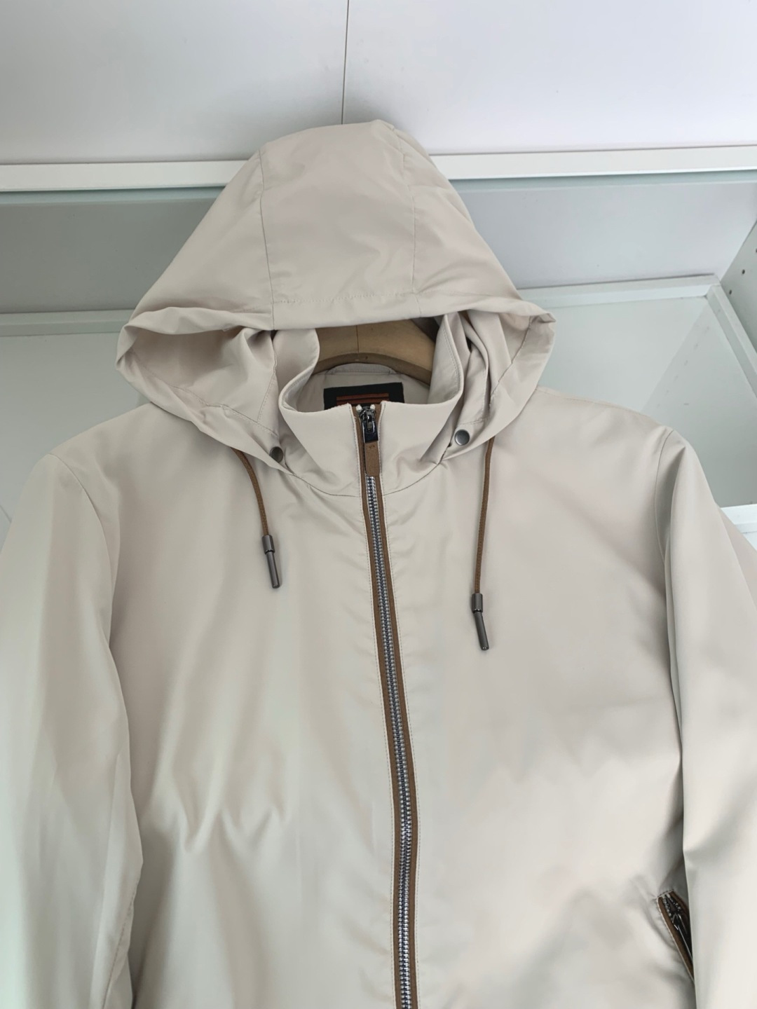 ZZ2026春夏新品 老钱新贵推荐！ 商务休闲隐藏式连帽立领夹克外套，可连帽可立领 门襟拉链撞色设计 合