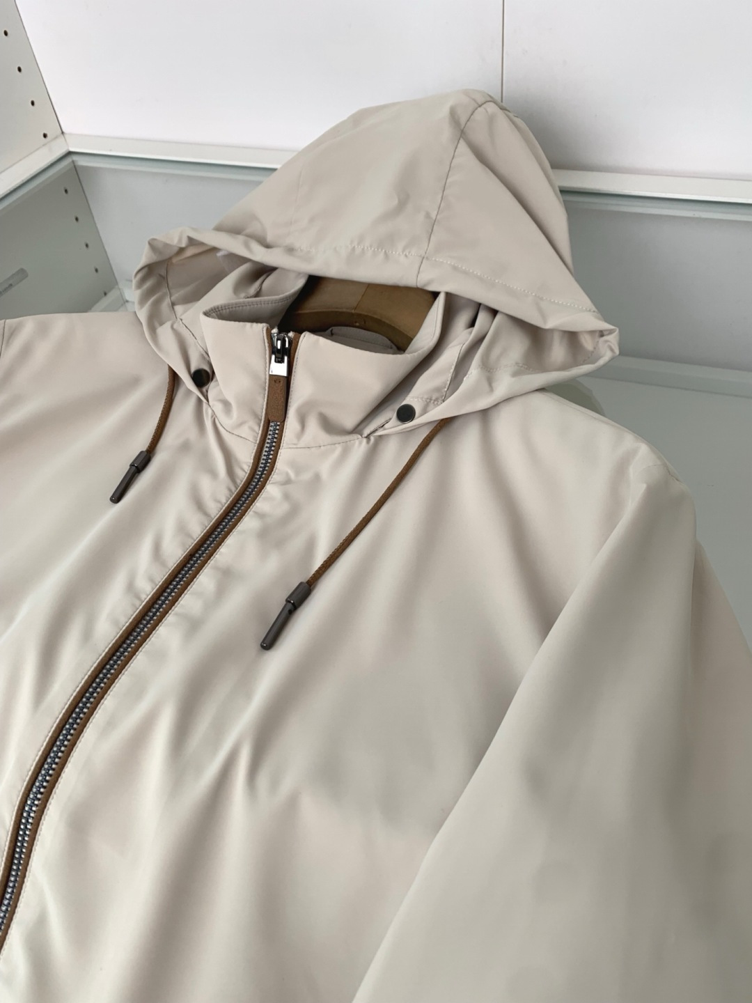 ZZ2026春夏新品 老钱新贵推荐！ 商务休闲隐藏式连帽立领夹克外套，可连帽可立领 门襟拉链撞色设计 合