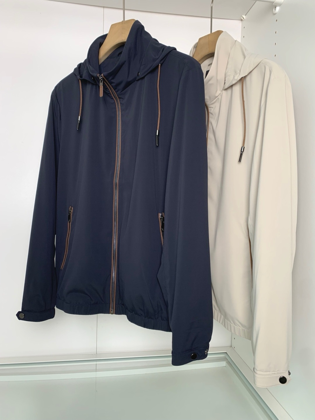 ZZ2026春夏新品 老钱新贵推荐！ 商务休闲隐藏式连帽立领夹克外套，可连帽可立领 门襟拉链撞色设计 合
