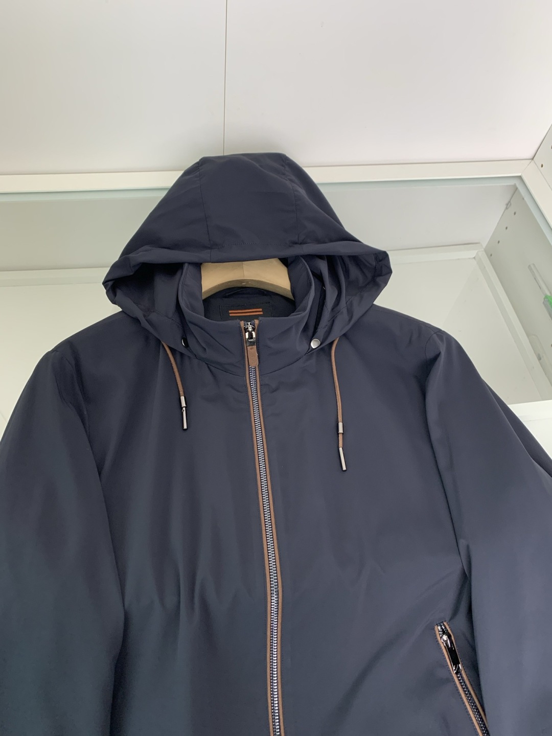 ZZ2026春夏新品 老钱新贵推荐！ 商务休闲隐藏式连帽立领夹克外套，可连帽可立领 门襟拉链撞色设计 合