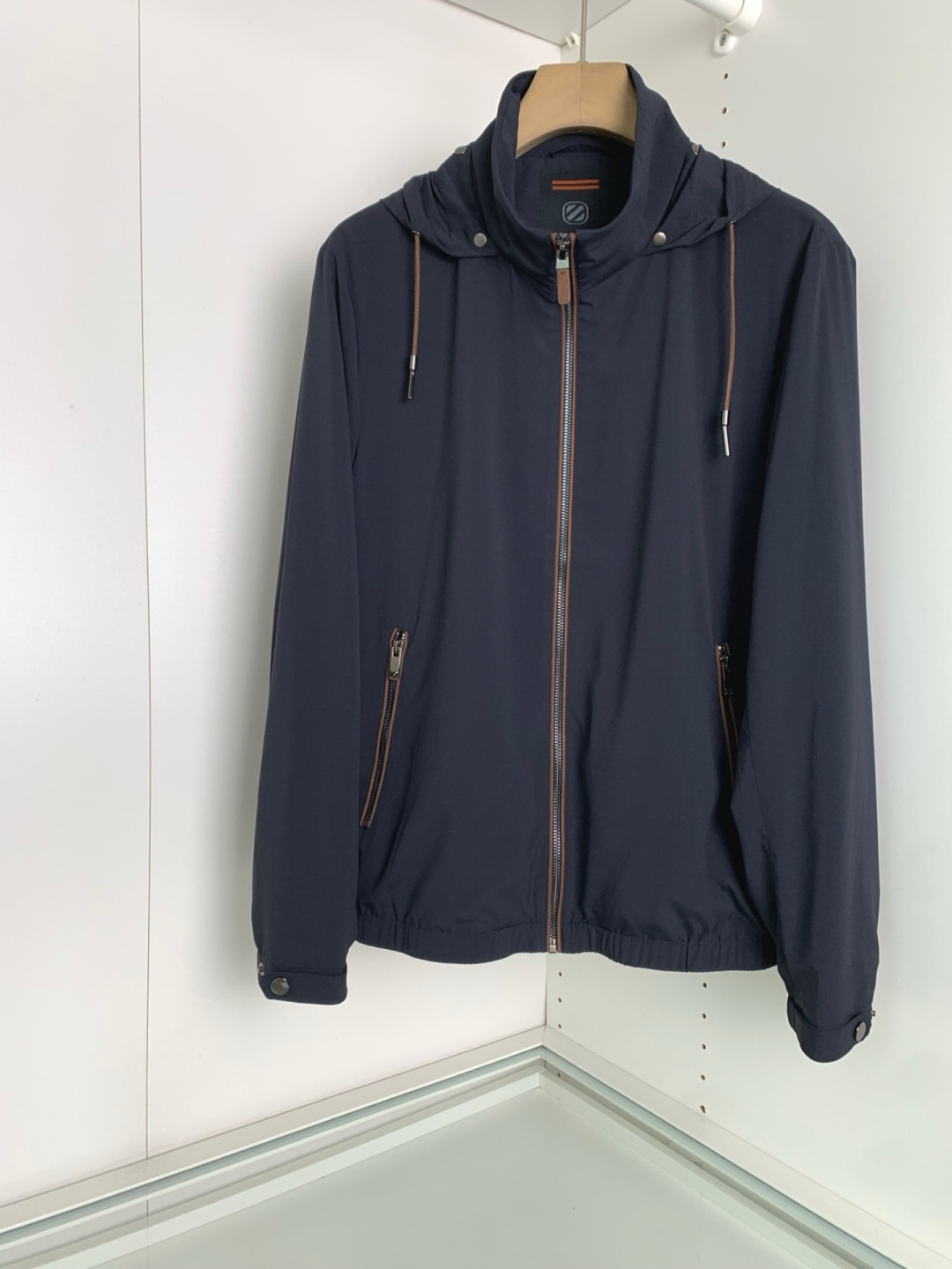 ZZ2026春夏新品 老钱新贵推荐！ 商务休闲隐藏式连帽立领夹克外套，可连帽可立领 门襟拉链撞色设计 合