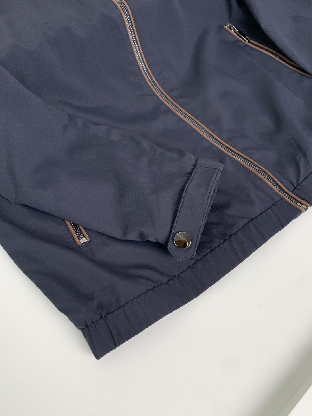 ZZ2026春夏新品 老钱新贵推荐！ 商务休闲隐藏式连帽立领夹克外套，可连帽可立领 门襟拉链撞色设计 合