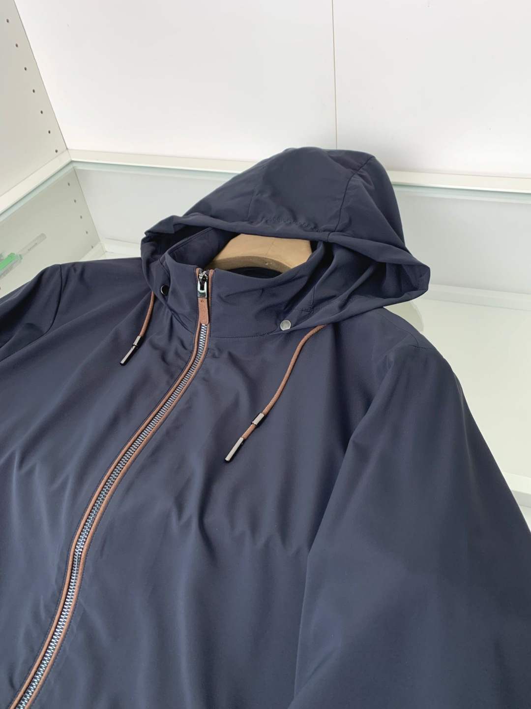 ZZ2026春夏新品 老钱新贵推荐！ 商务休闲隐藏式连帽立领夹克外套，可连帽可立领 门襟拉链撞色设计 合