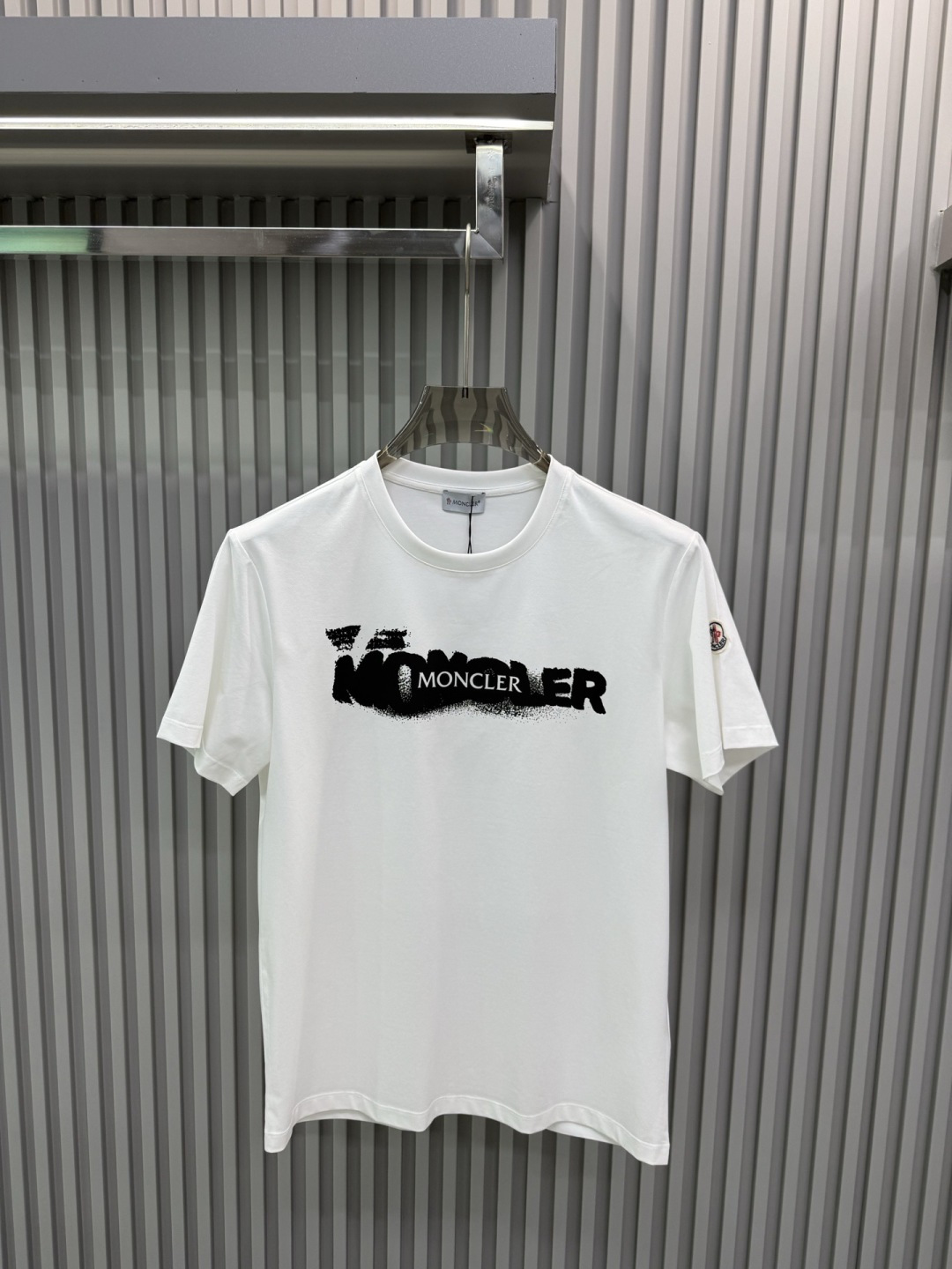 MK2026春夏新品喷墨印花字母基础款T恤，采用纯白色+黑色喷绘式Logo设计，视觉冲击力强，符合当下“