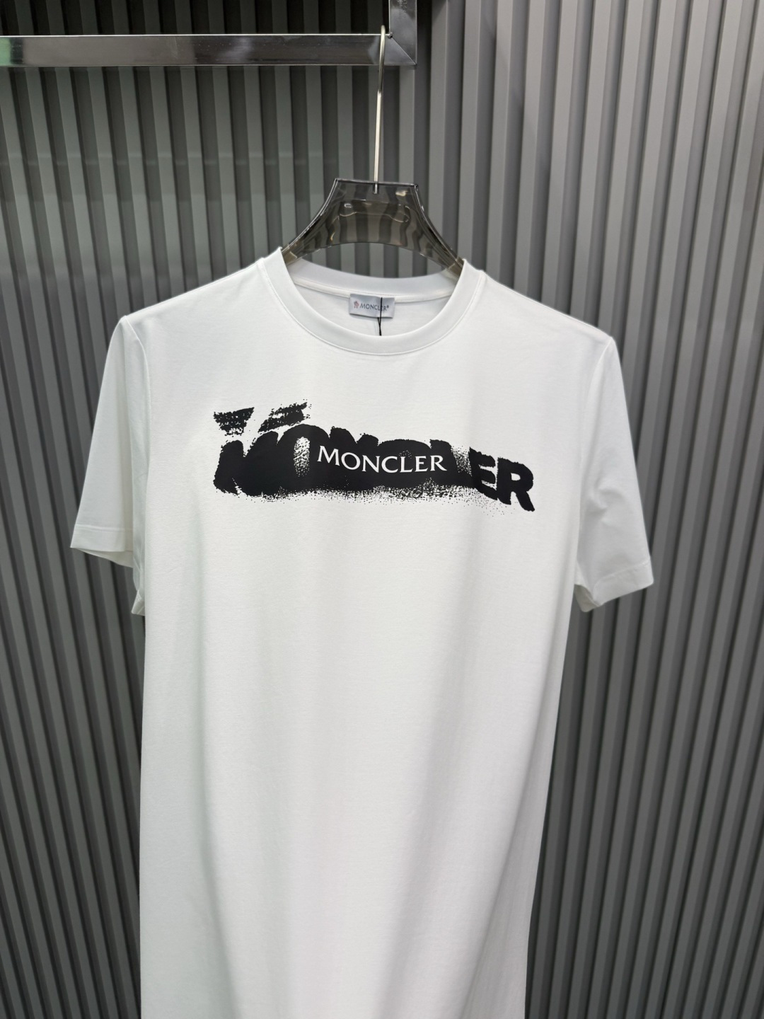 MK2026春夏新品喷墨印花字母基础款T恤，采用纯白色+黑色喷绘式Logo设计，视觉冲击力强，符合当下“