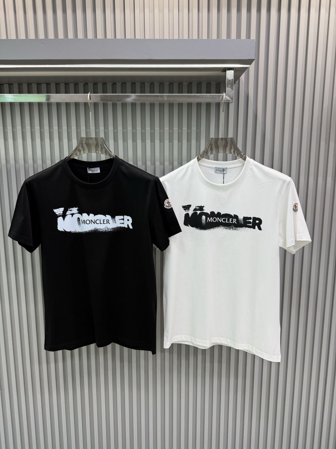 MK2026春夏新品喷墨印花字母基础款T恤，采用纯白色+黑色喷绘式Logo设计，视觉冲击力强，符合当下“