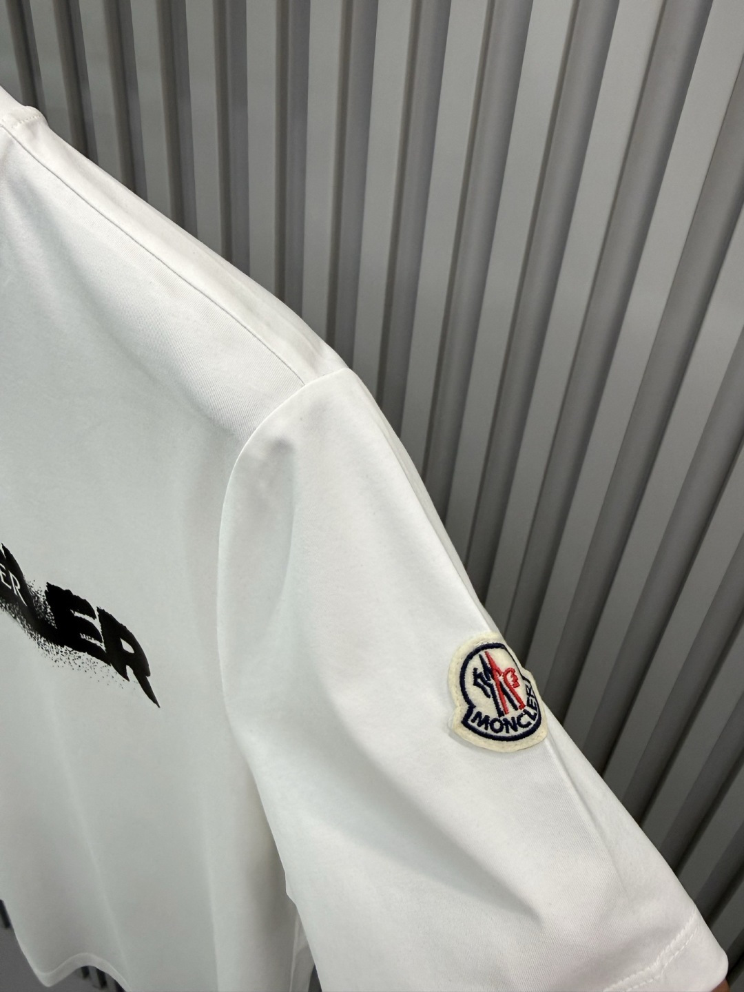 MK2026春夏新品喷墨印花字母基础款T恤，采用纯白色+黑色喷绘式Logo设计，视觉冲击力强，符合当下“