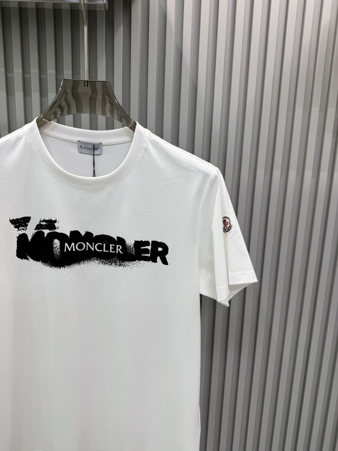 MK2026春夏新品喷墨印花字母基础款T恤，采用纯白色+黑色喷绘式Logo设计，视觉冲击力强，符合当下“