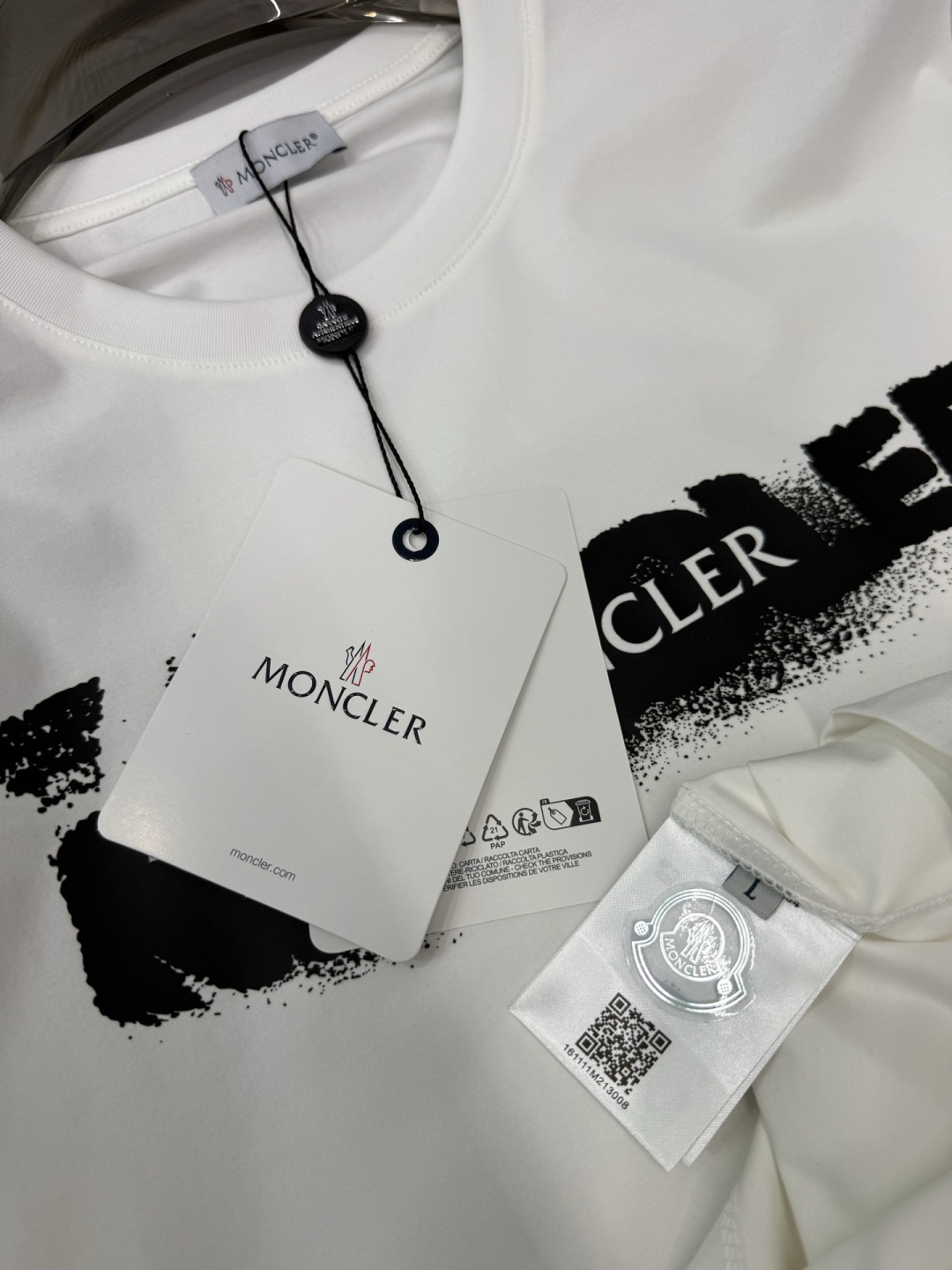 MK2026春夏新品喷墨印花字母基础款T恤，采用纯白色+黑色喷绘式Logo设计，视觉冲击力强，符合当下“