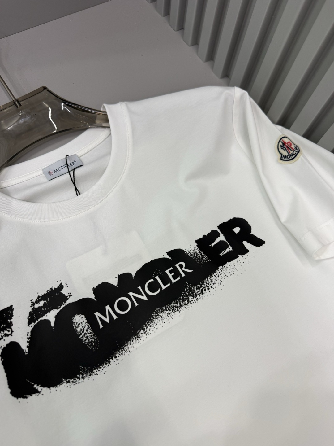 MK2026春夏新品喷墨印花字母基础款T恤，采用纯白色+黑色喷绘式Logo设计，视觉冲击力强，符合当下“