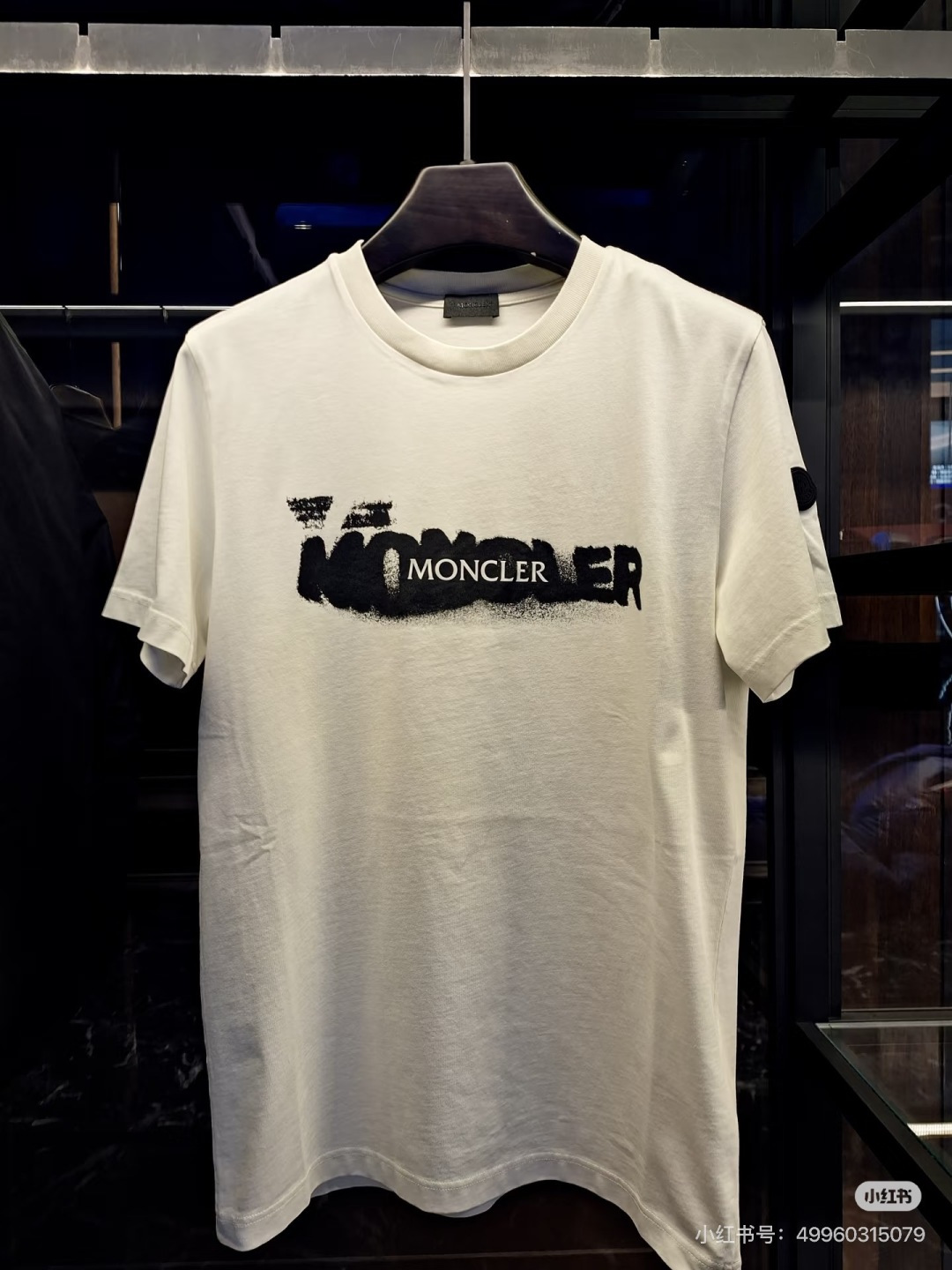 MK2026春夏新品喷墨印花字母基础款T恤，采用纯白色+黑色喷绘式Logo设计，视觉冲击力强，符合当下“