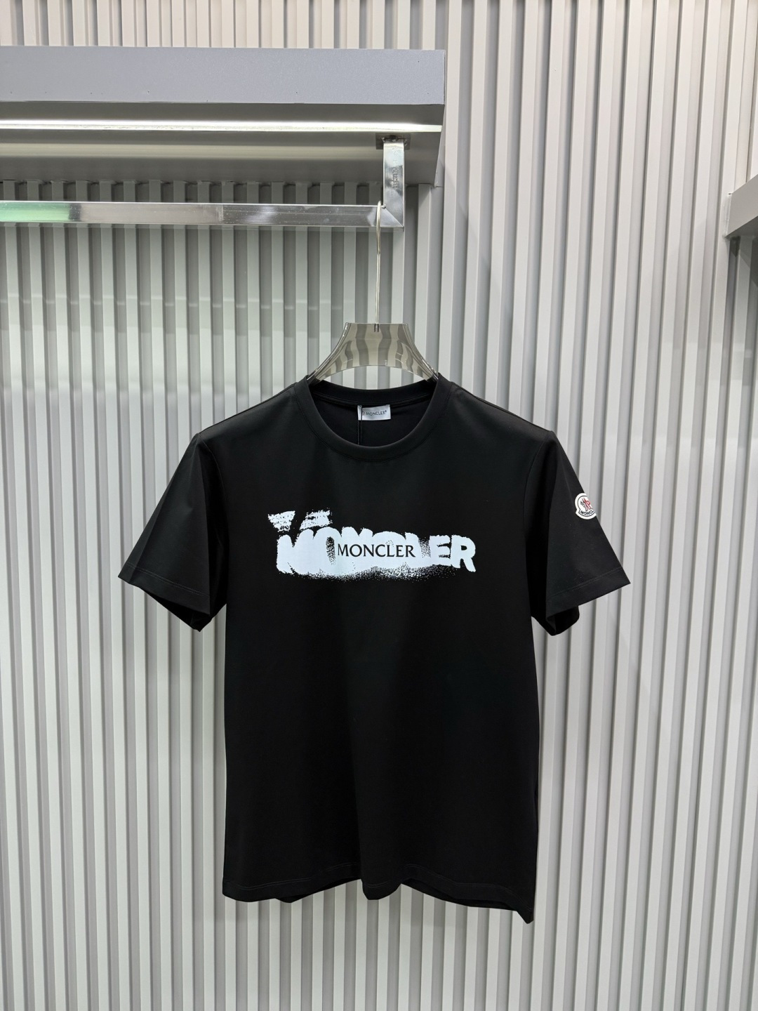 MK2026春夏新品喷墨印花字母基础款T恤，采用纯白色+黑色喷绘式Logo设计，视觉冲击力强，符合当下“