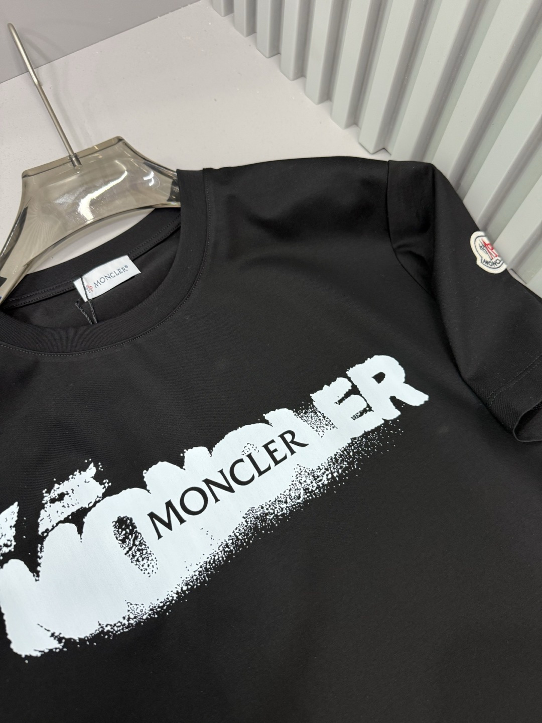 MK2026春夏新品喷墨印花字母基础款T恤，采用纯白色+黑色喷绘式Logo设计，视觉冲击力强，符合当下“