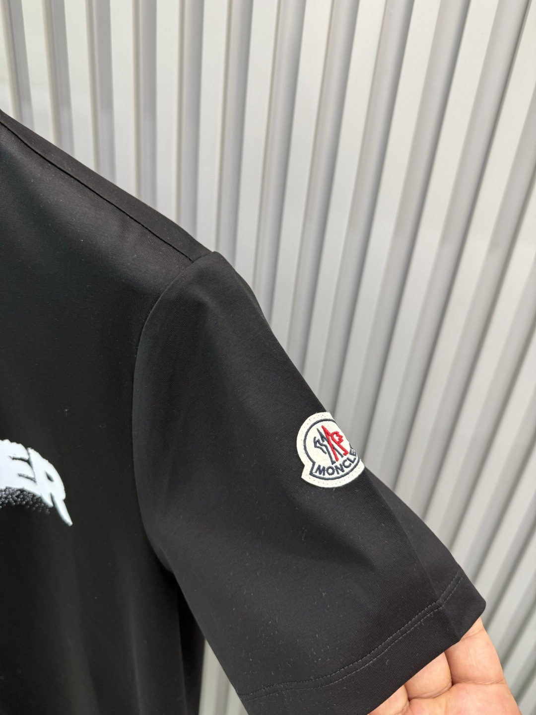 MK2026春夏新品喷墨印花字母基础款T恤，采用纯白色+黑色喷绘式Logo设计，视觉冲击力强，符合当下“