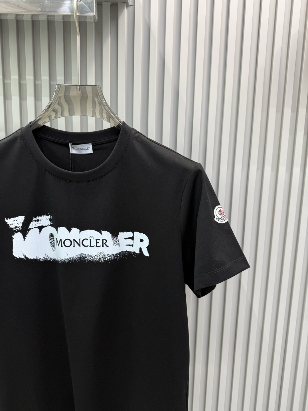 MK2026春夏新品喷墨印花字母基础款T恤，采用纯白色+黑色喷绘式Logo设计，视觉冲击力强，符合当下“