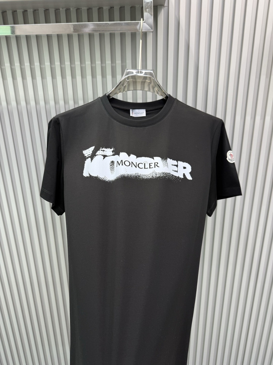 MK2026春夏新品喷墨印花字母基础款T恤，采用纯白色+黑色喷绘式Logo设计，视觉冲击力强，符合当下“