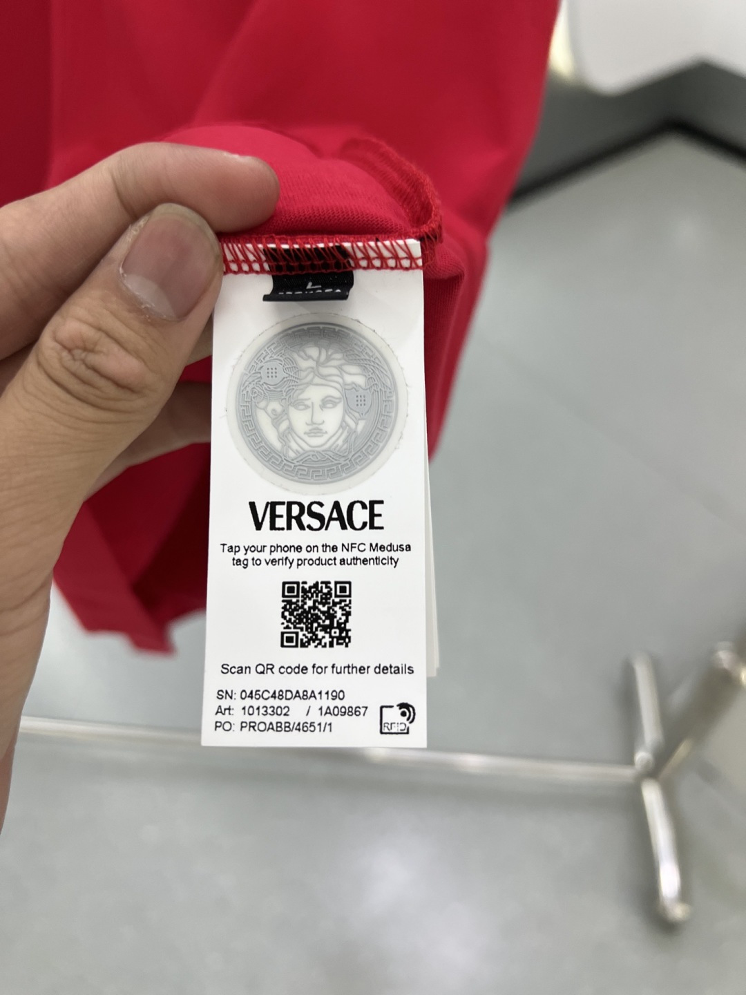 Versace2026春夏新品马年限定刺绣中国结款短袖T恤；主打中国新年主题，设计融合了品牌经典元素与东
