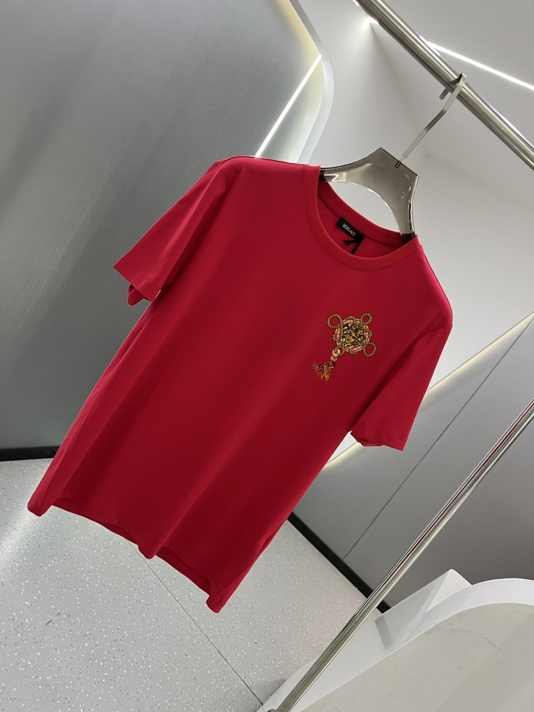 Versace2026春夏新品马年限定刺绣中国结款短袖T恤；主打中国新年主题，设计融合了品牌经典元素与东