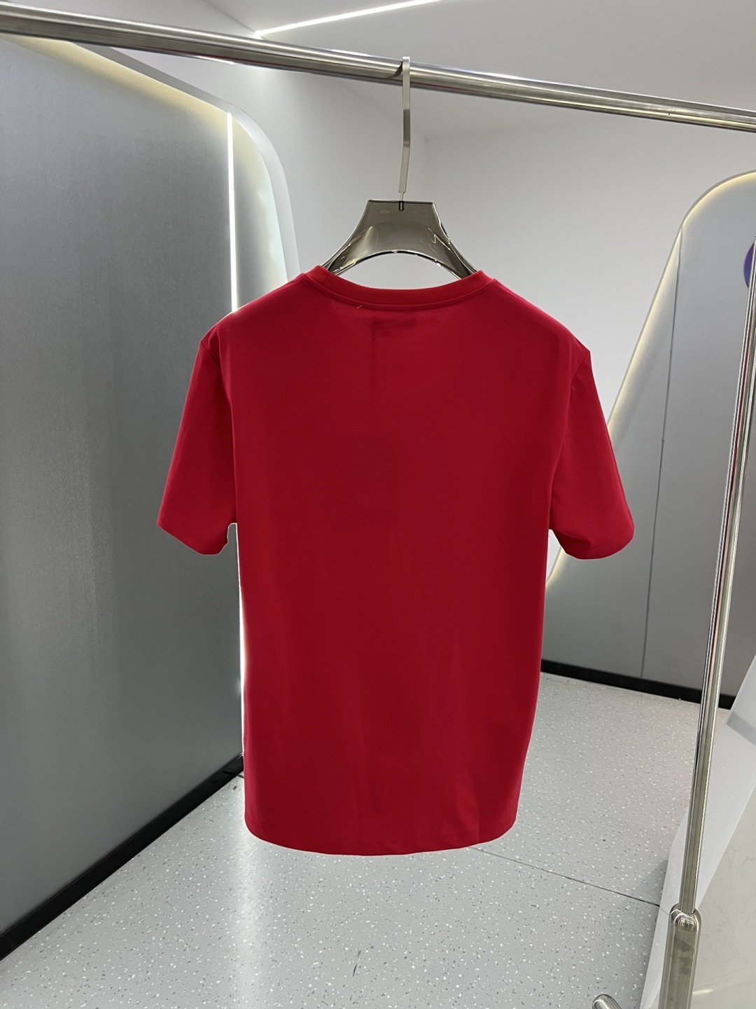 Versace2026春夏新品马年限定刺绣中国结款短袖T恤；主打中国新年主题，设计融合了品牌经典元素与东