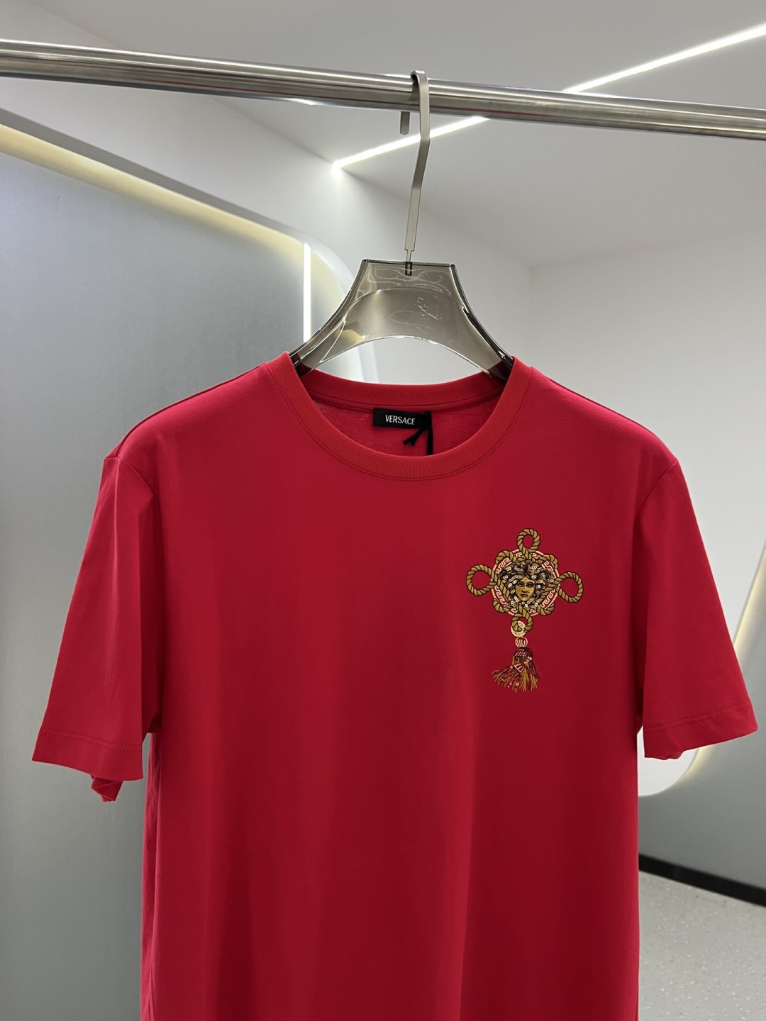 Versace2026春夏新品马年限定刺绣中国结款短袖T恤；主打中国新年主题，设计融合了品牌经典元素与东