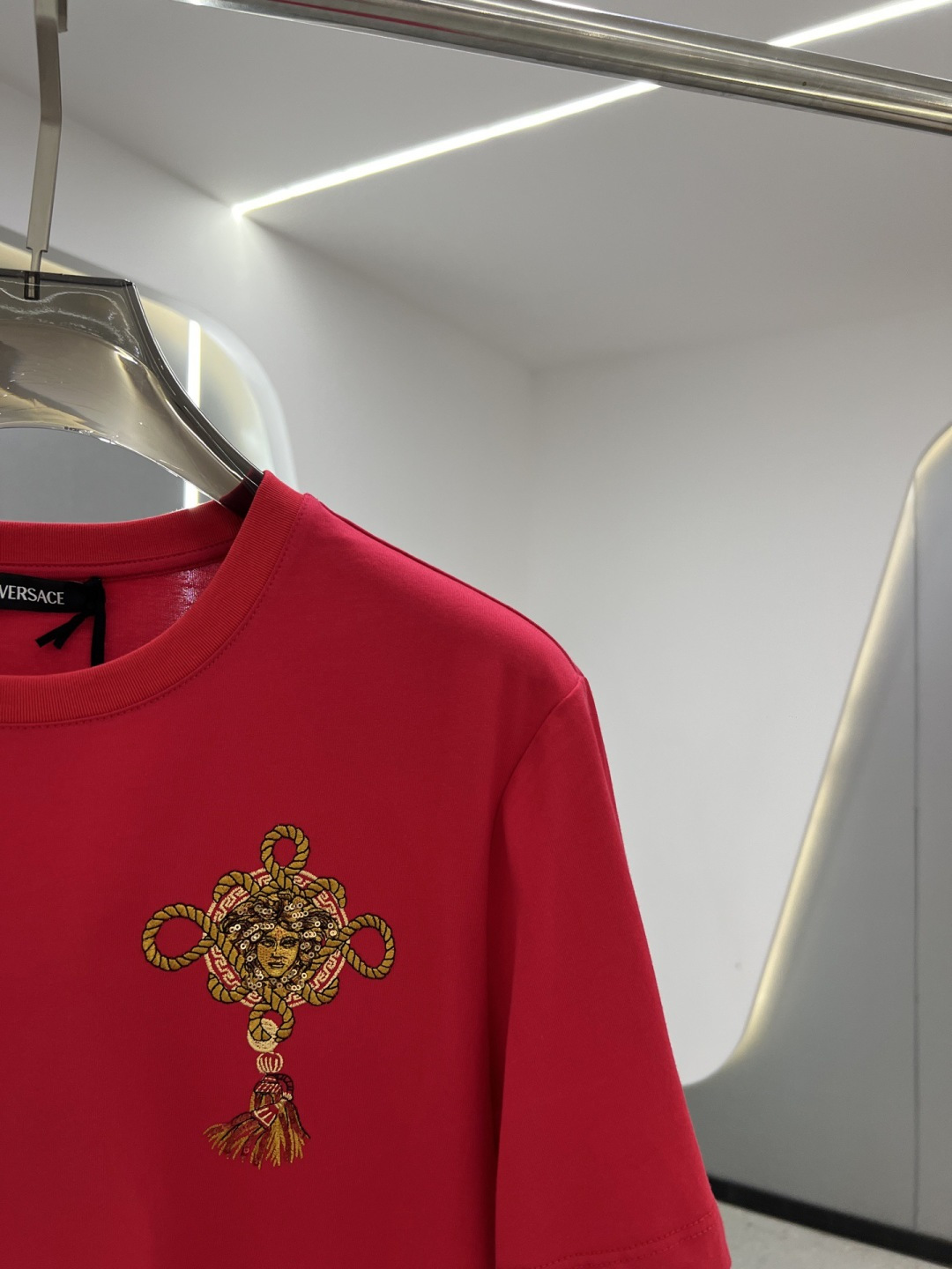 Versace2026春夏新品马年限定刺绣中国结款短袖T恤；主打中国新年主题，设计融合了品牌经典元素与东