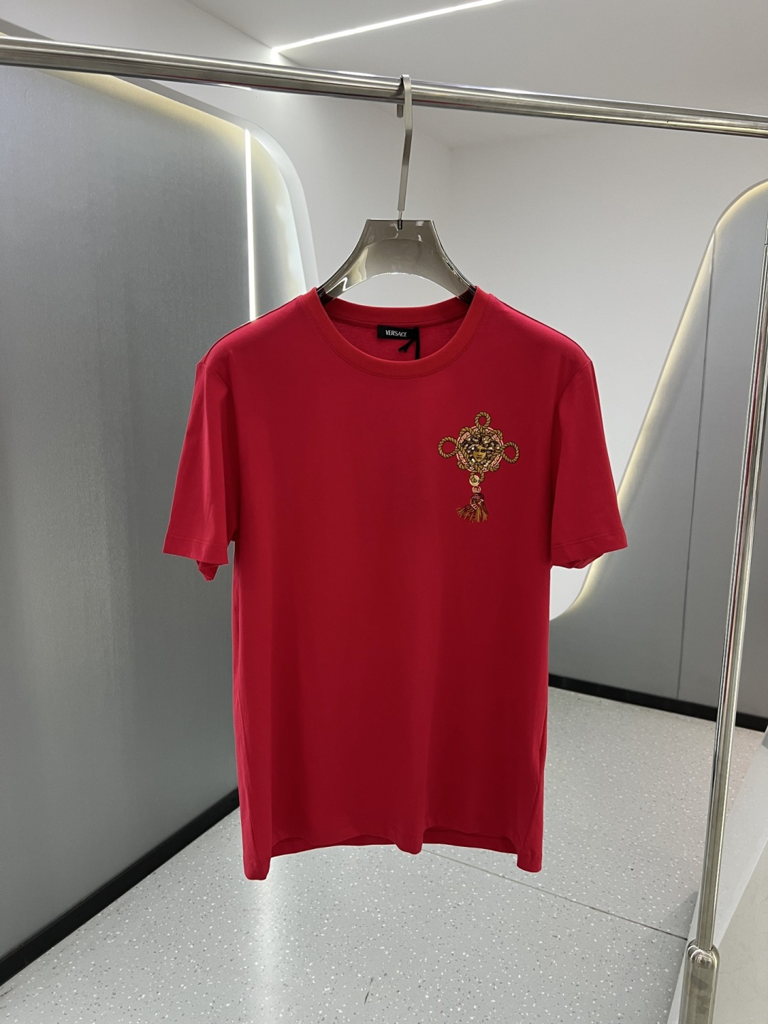 Versace2026春夏新品马年限定刺绣中国结款短袖T恤；主打中国新年主题，设计融合了品牌经典元素与东