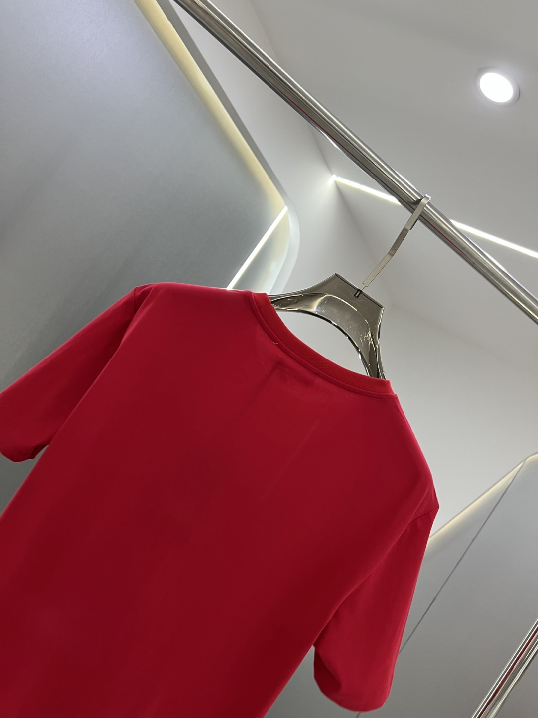 Versace2026春夏新品马年限定刺绣中国结款短袖T恤；主打中国新年主题，设计融合了品牌经典元素与东