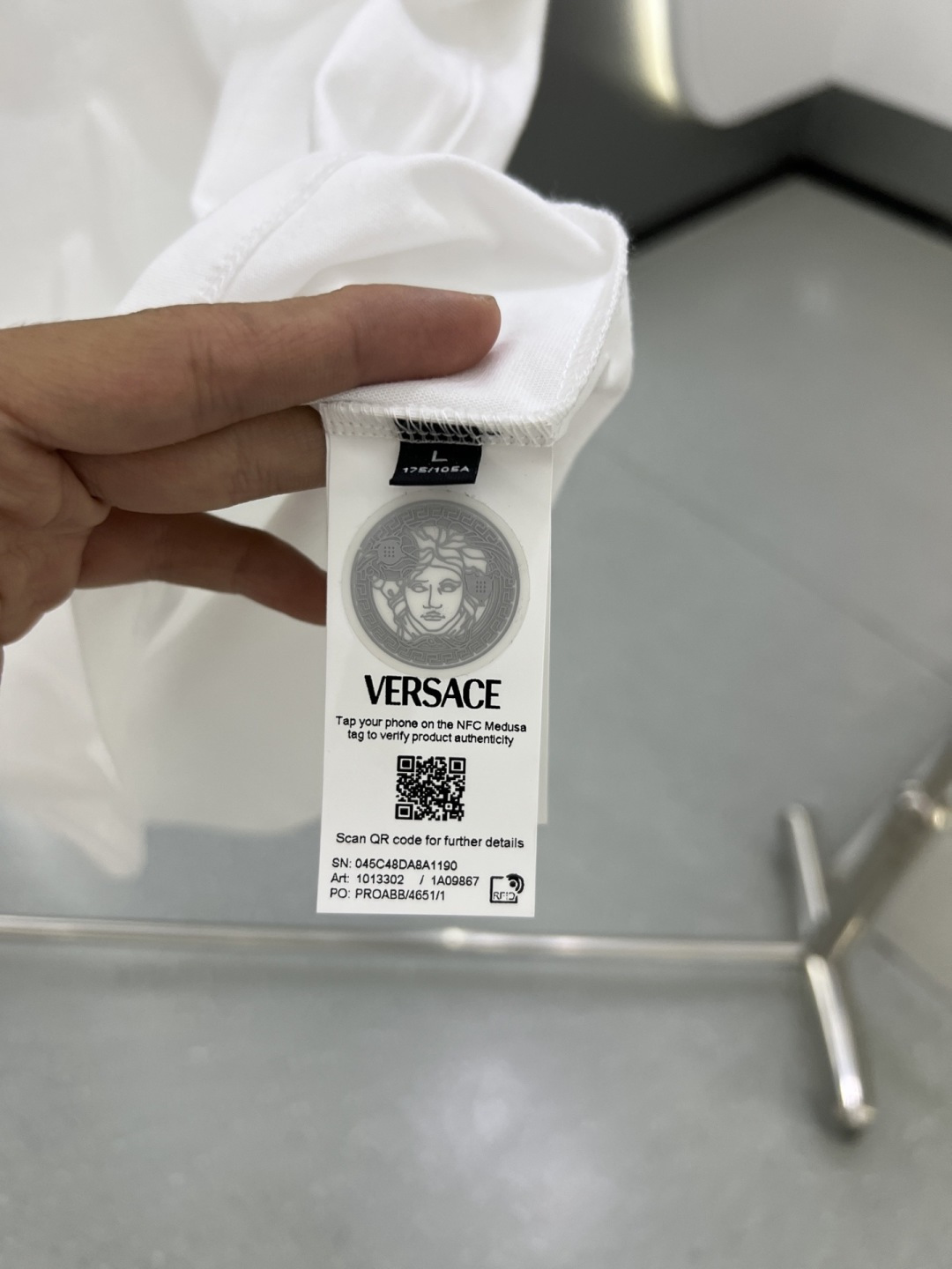 Versace2026春夏新品马年限定刺绣中国结款短袖T恤；主打中国新年主题，设计融合了品牌经典元素与东