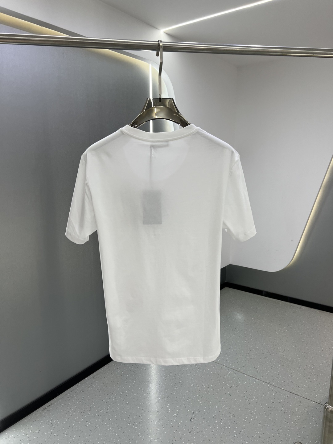 Versace2026春夏新品马年限定刺绣中国结款短袖T恤；主打中国新年主题，设计融合了品牌经典元素与东