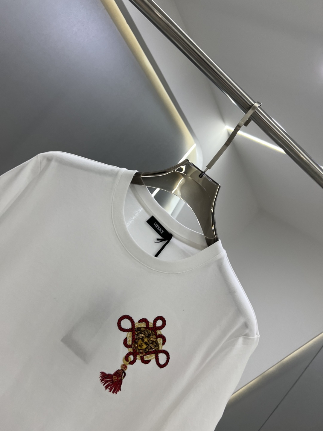 Versace2026春夏新品马年限定刺绣中国结款短袖T恤；主打中国新年主题，设计融合了品牌经典元素与东