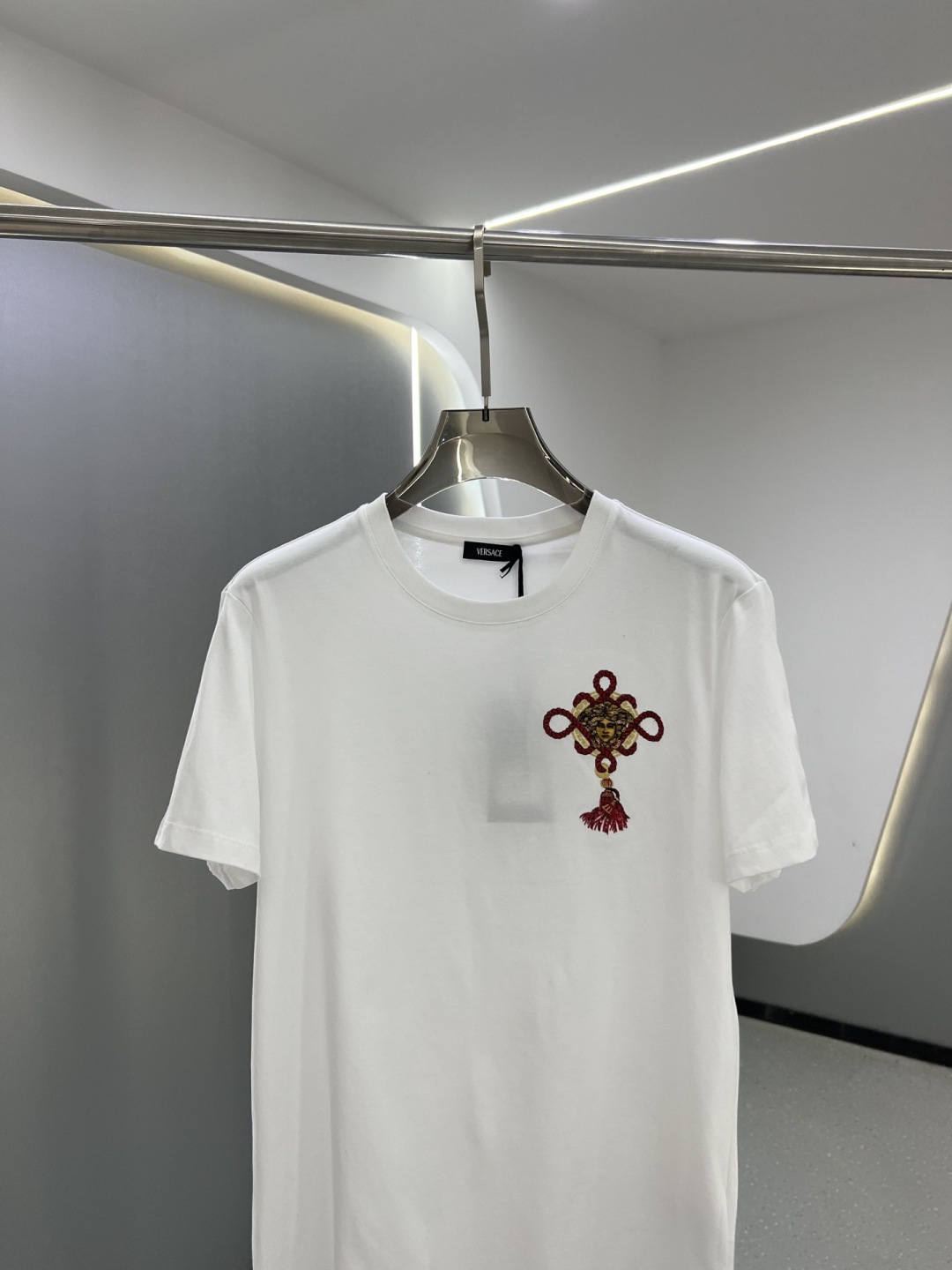 Versace2026春夏新品马年限定刺绣中国结款短袖T恤；主打中国新年主题，设计融合了品牌经典元素与东