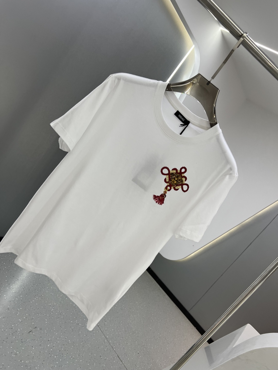 Versace2026春夏新品马年限定刺绣中国结款短袖T恤；主打中国新年主题，设计融合了品牌经典元素与东