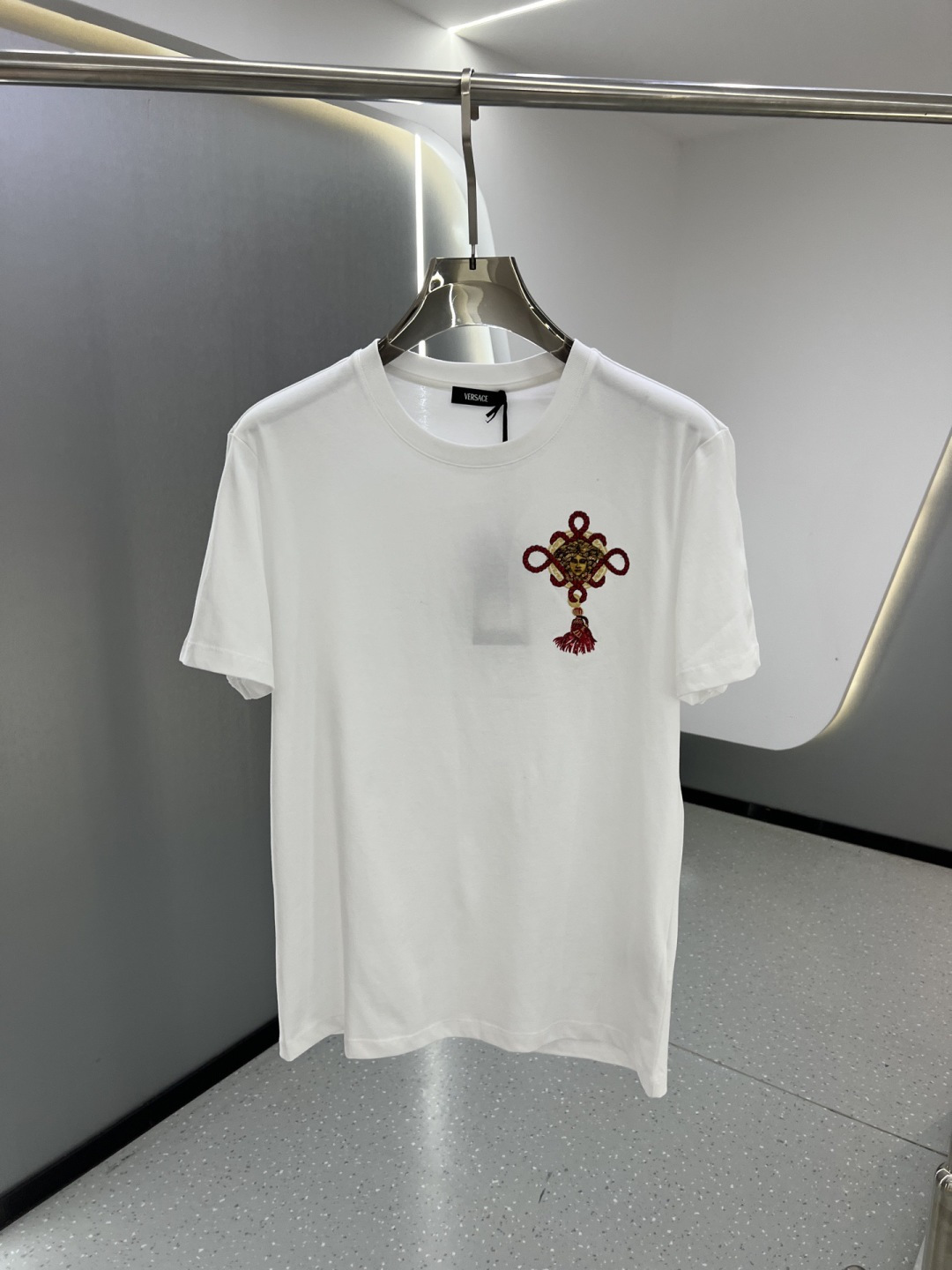 Versace2026春夏新品马年限定刺绣中国结款短袖T恤；主打中国新年主题，设计融合了品牌经典元素与东