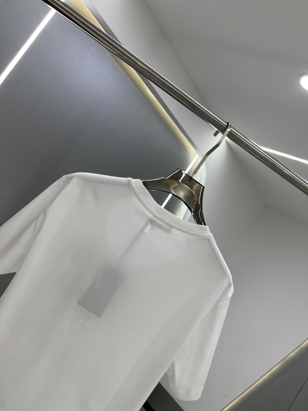 Versace2026春夏新品马年限定刺绣中国结款短袖T恤；主打中国新年主题，设计融合了品牌经典元素与东