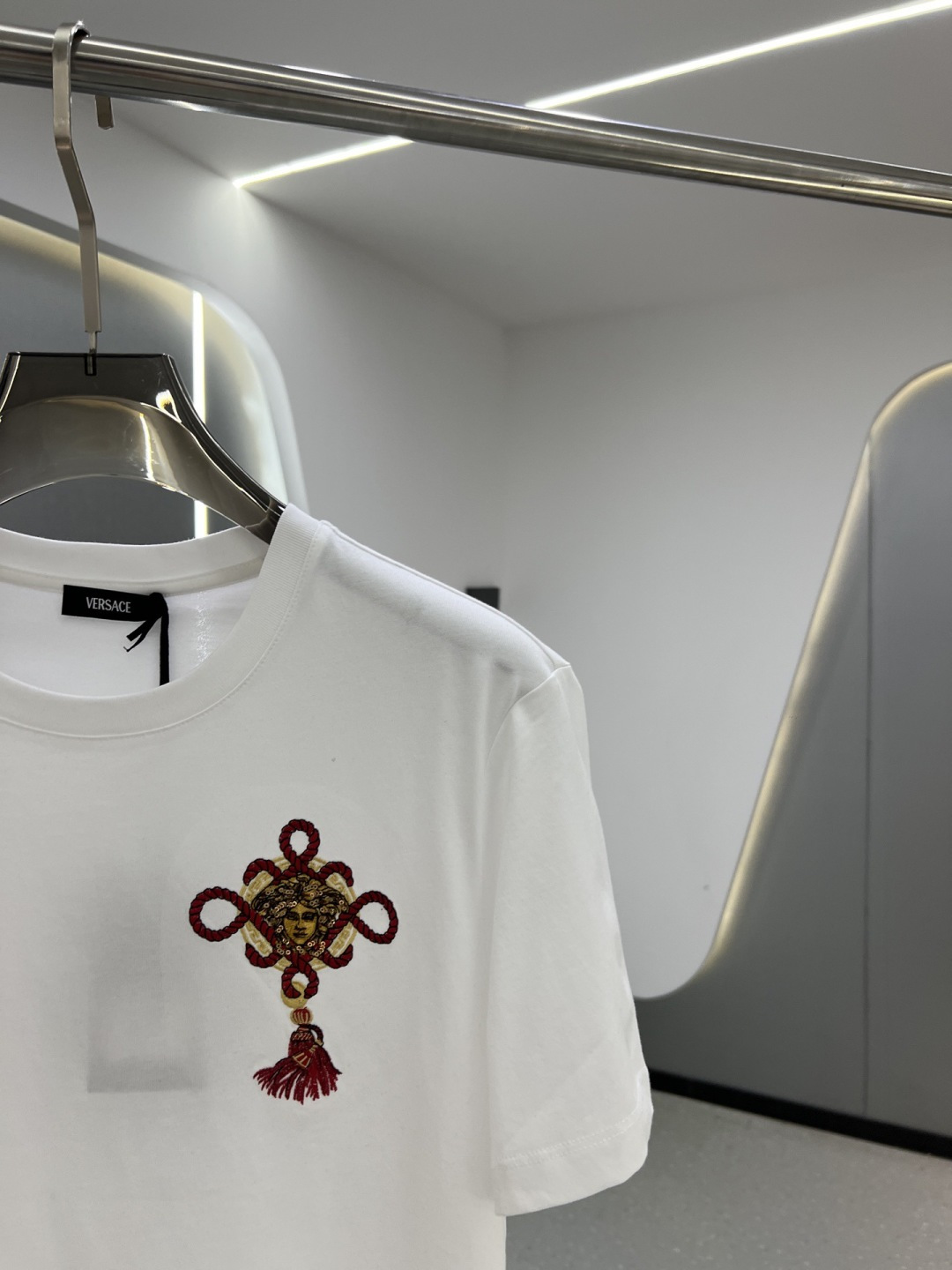 Versace2026春夏新品马年限定刺绣中国结款短袖T恤；主打中国新年主题，设计融合了品牌经典元素与东