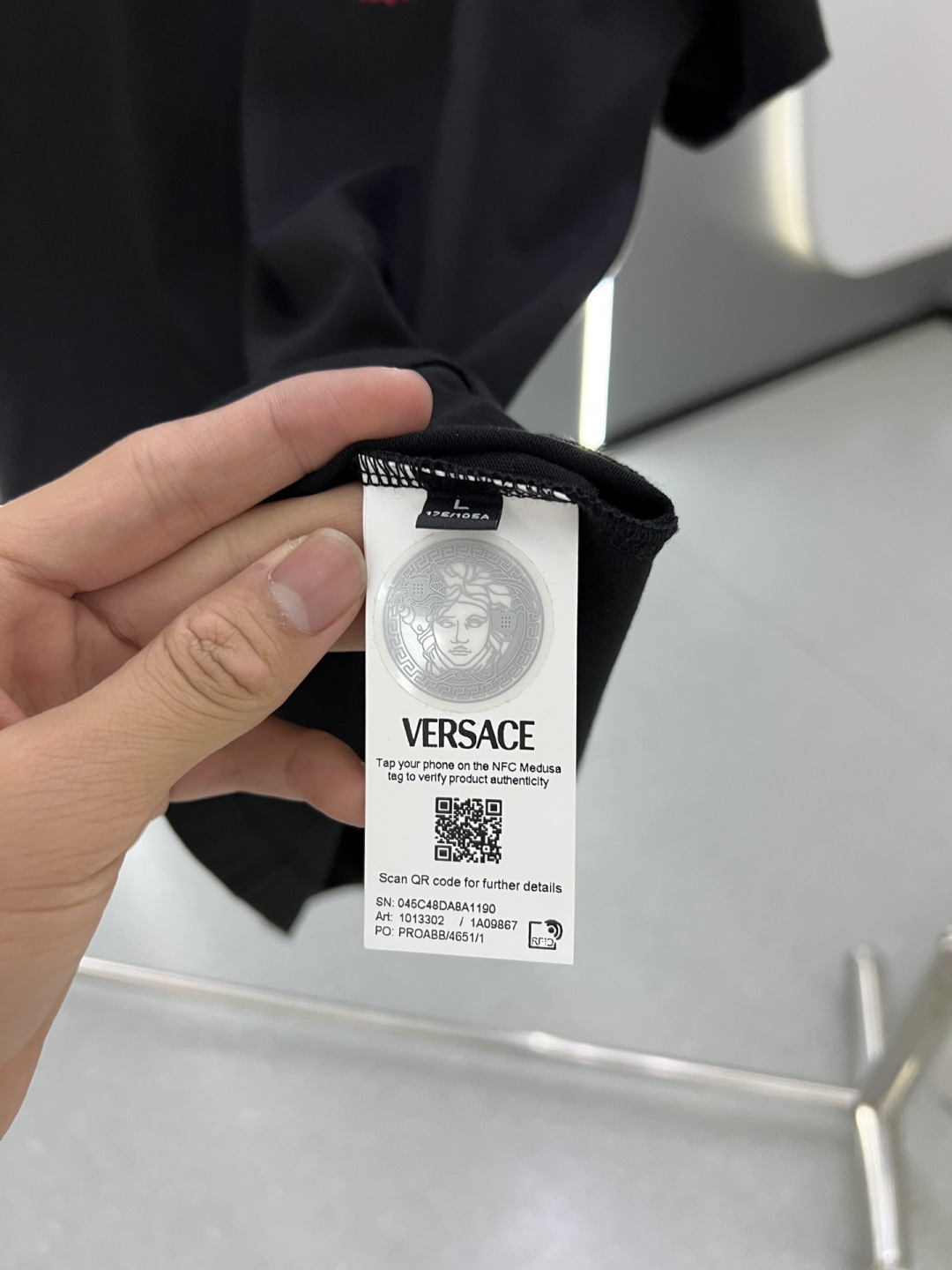 Versace2026春夏新品马年限定刺绣中国结款短袖T恤；主打中国新年主题，设计融合了品牌经典元素与东