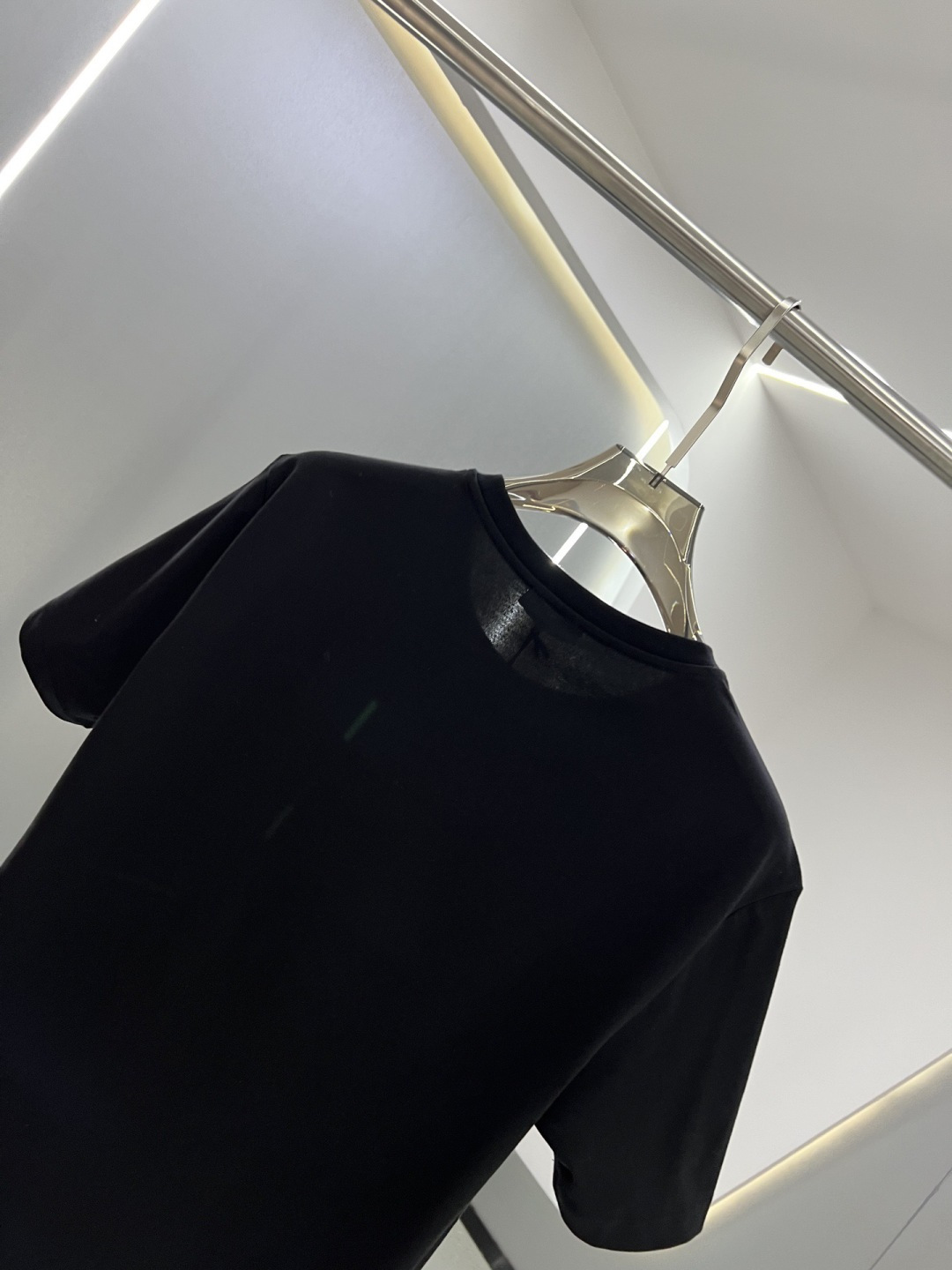 Versace2026春夏新品马年限定刺绣中国结款短袖T恤；主打中国新年主题，设计融合了品牌经典元素与东