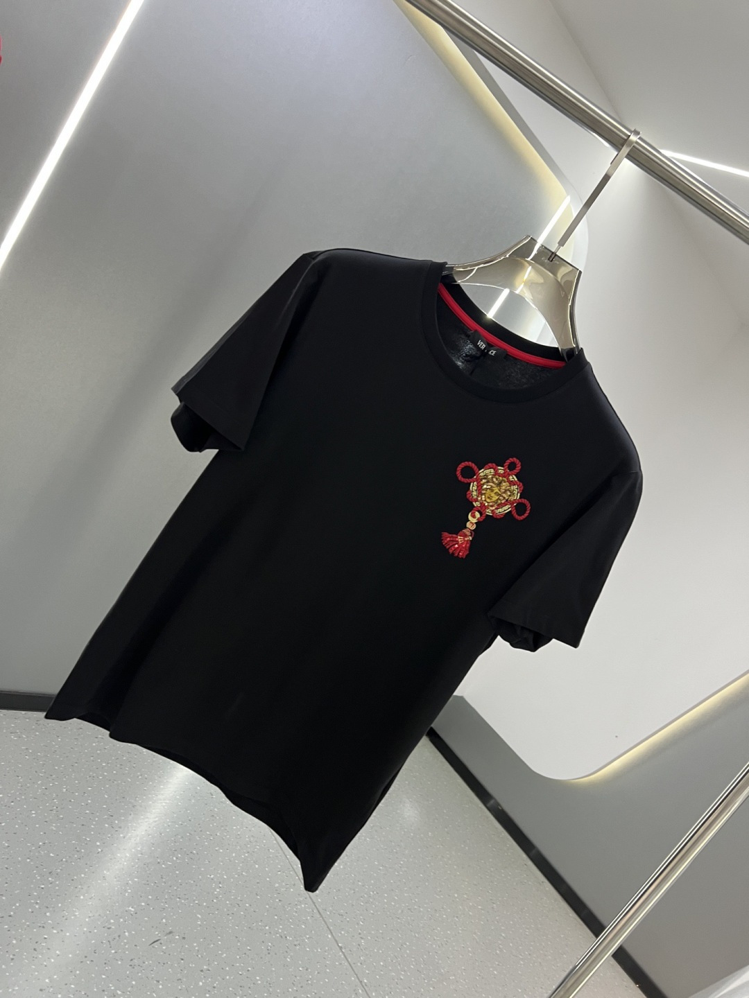 Versace2026春夏新品马年限定刺绣中国结款短袖T恤；主打中国新年主题，设计融合了品牌经典元素与东