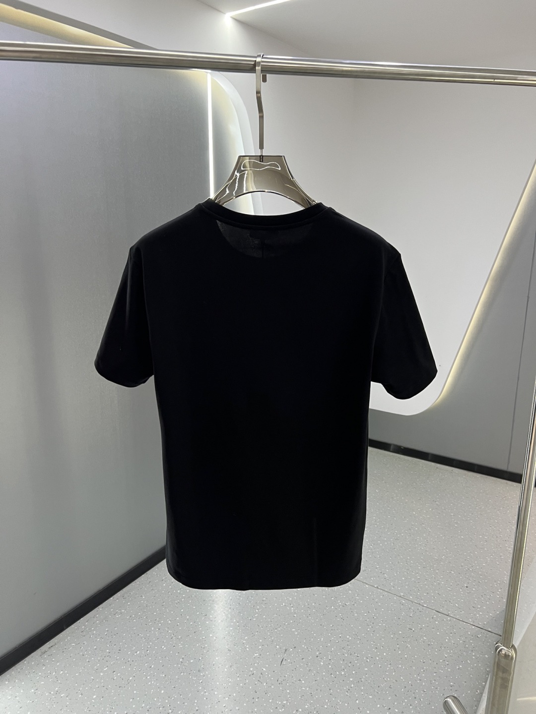 Versace2026春夏新品马年限定刺绣中国结款短袖T恤；主打中国新年主题，设计融合了品牌经典元素与东