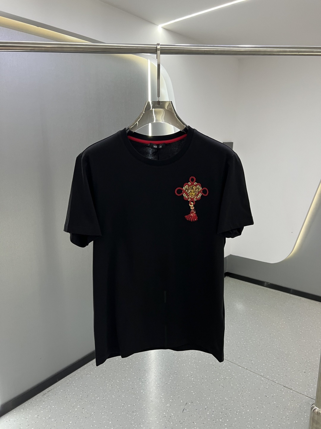 Versace2026春夏新品马年限定刺绣中国结款短袖T恤；主打中国新年主题，设计融合了品牌经典元素与东