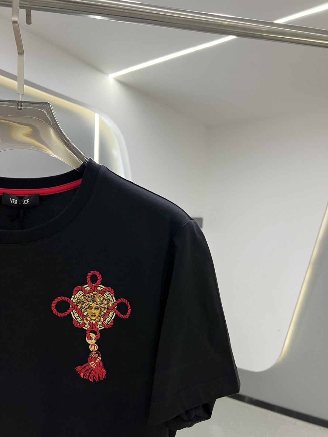 Versace2026春夏新品马年限定刺绣中国结款短袖T恤；主打中国新年主题，设计融合了品牌经典元素与东